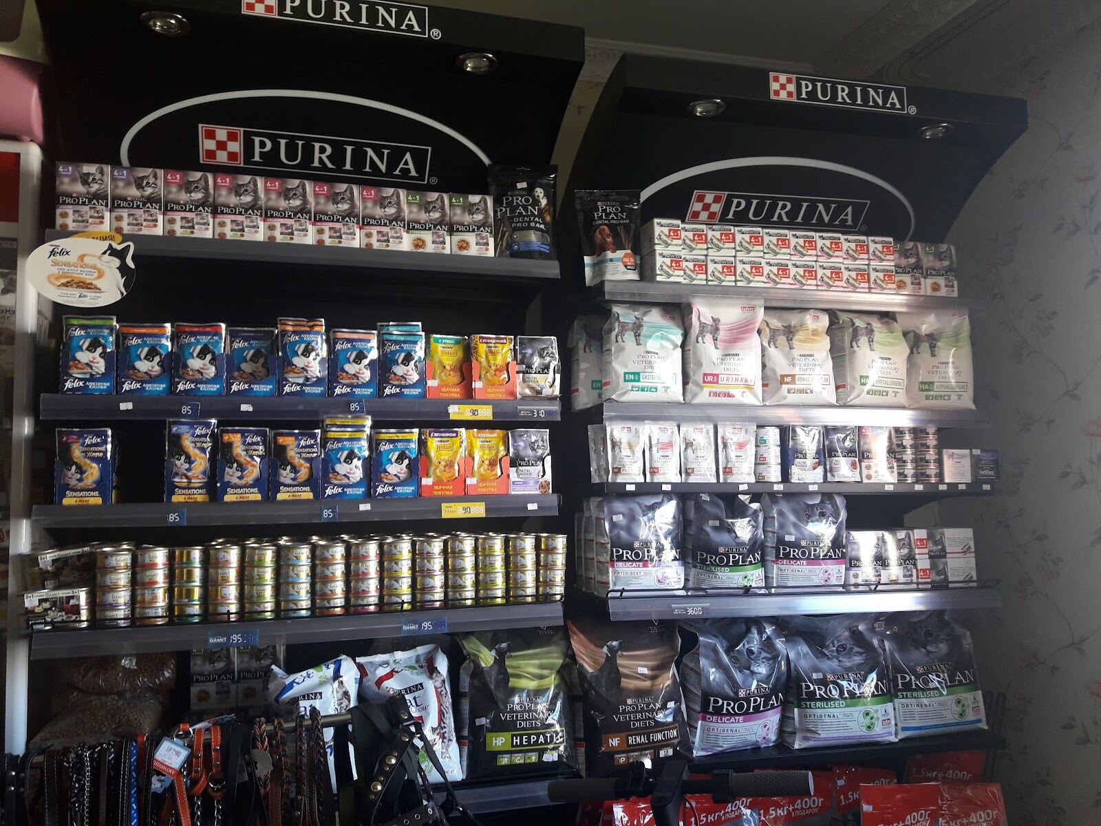 Полки зоомагазина с кормами Purina Pro Plan